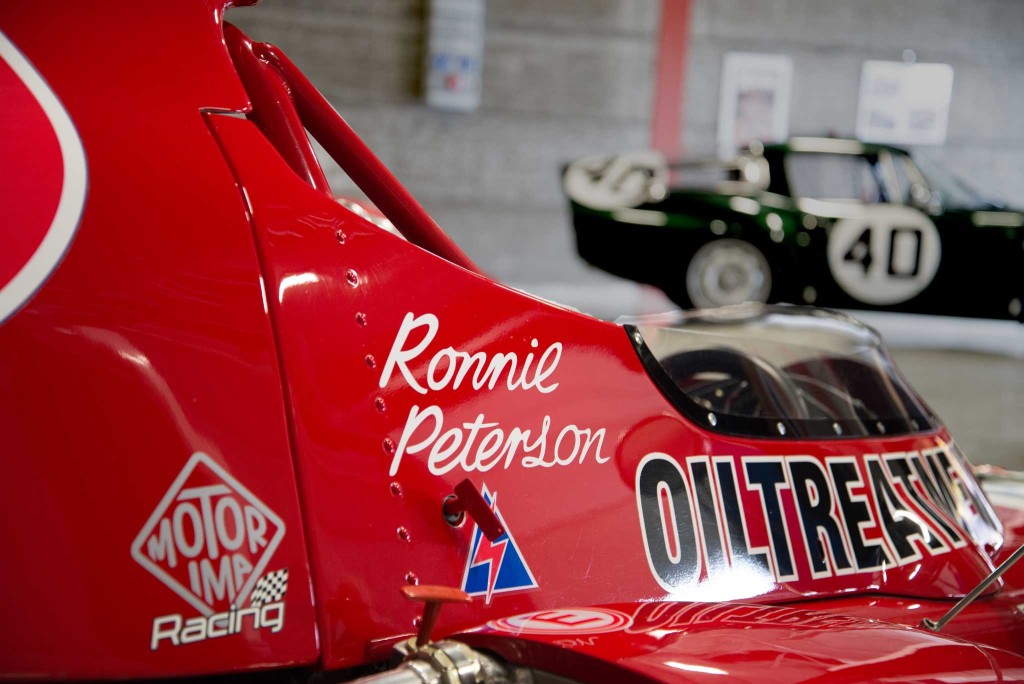 Detalj av Ronnie Petersons March, men Alfa Romeo TZ i bakgrunnen 