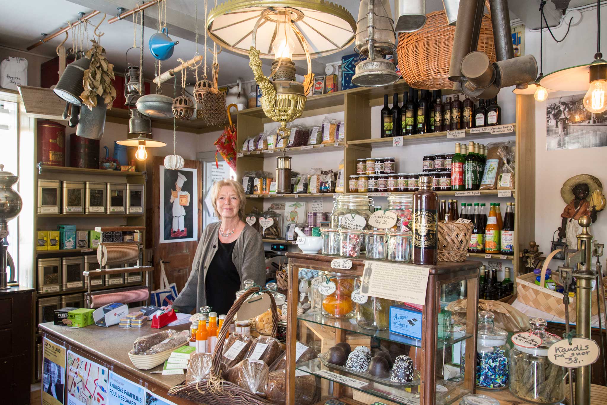 Svaneke er kåret til ”Danmarks Smukkeste Køpstad” Byen er full av små assorterte butikker med hyggelig betjening.